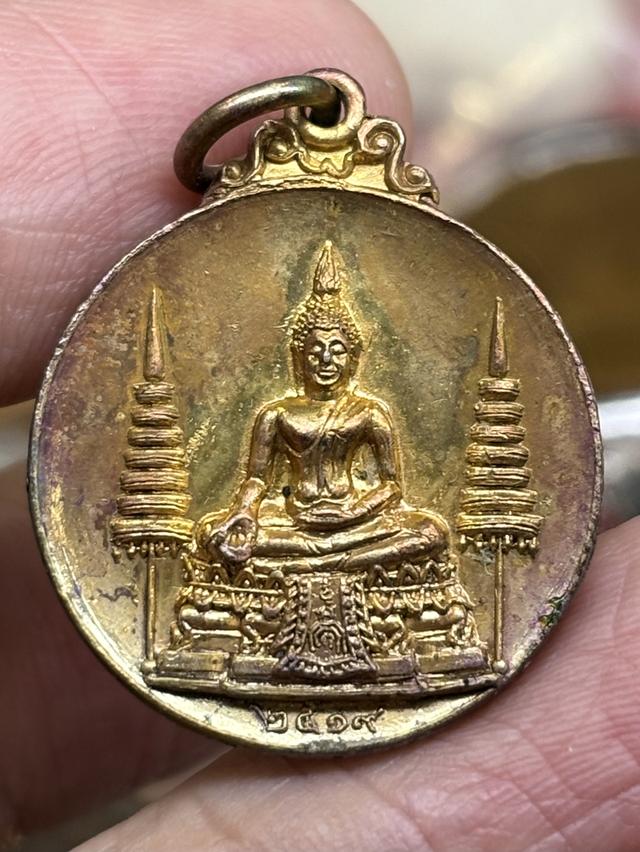 เหรียญ พระพุทธประทานพร (พระประธานในพระอุโบสถ) หลวงพ่อแพ วัดพิกุลทอง สิงห์บุรี พ.ศ.๒๕๑๙ กะไหล่ทอง สวยครับ