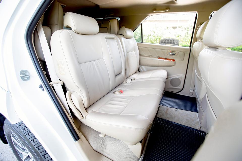 TOYOTA FORTUNER 3.0V 4WD สีเทา เกียร์ออโต้ ปี 2011   12