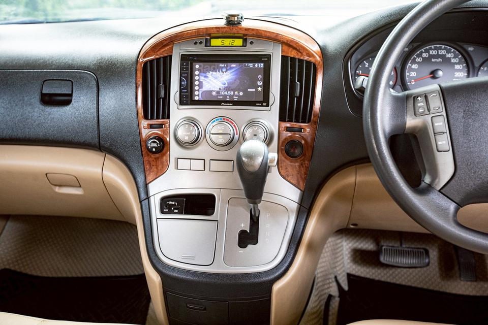 Hyundai H-1 ELITE 2.5 ดีเซล ปี 2014 สีน้ำตาล มือเดียวป้ายแดง  19