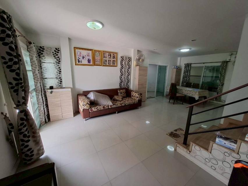 บ้านหลังมุม 50.1 ตร.วา ในศรีราชา เพียง 3.15 ล้าน มีสนามหญ้าข้างบ้าน จอดรถ 2 คัน 5