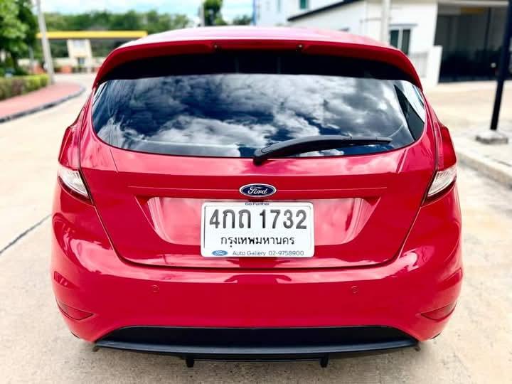 Ford Fiesta สีแดงสวยสภาพดี