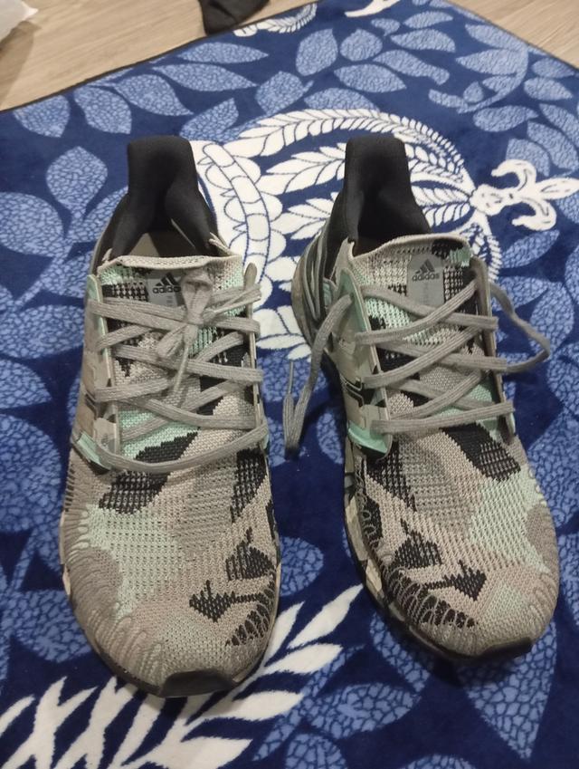 รองเท้า adidas
