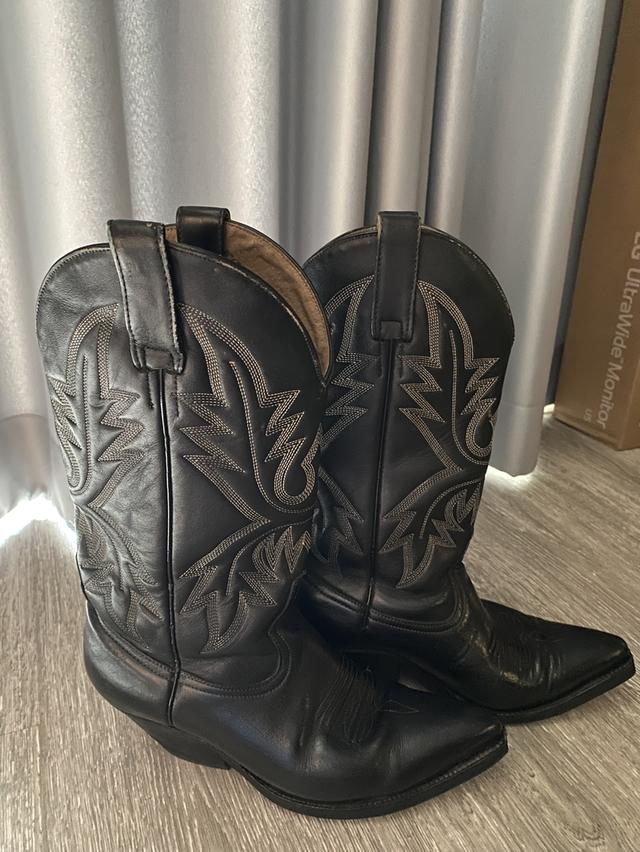 รองเท้าบูทส้นสูงคาวบอย