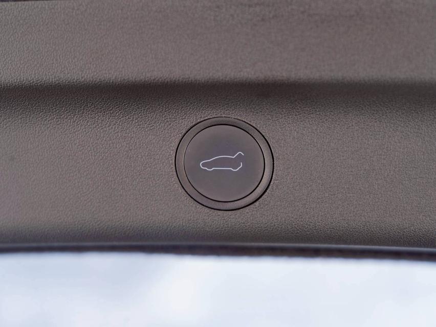 Tesla Model Y Rear-Wheel Drive ปี จด 2023 17