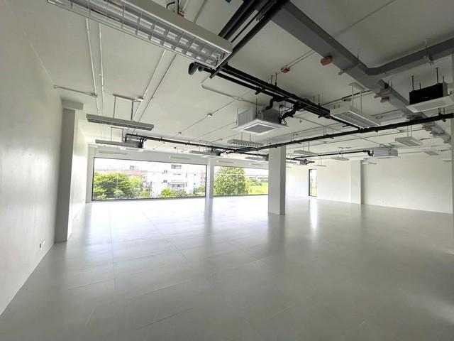 ให้เช่า สำนักงาน สร้างใหม่ 4 ชั้น อาคาร พัฒนาการ 31 พื้นที่รวม 872.68 ตร.ม. แบ่งเช่าเป็นชั้นได้ มีลิฟต์ 2