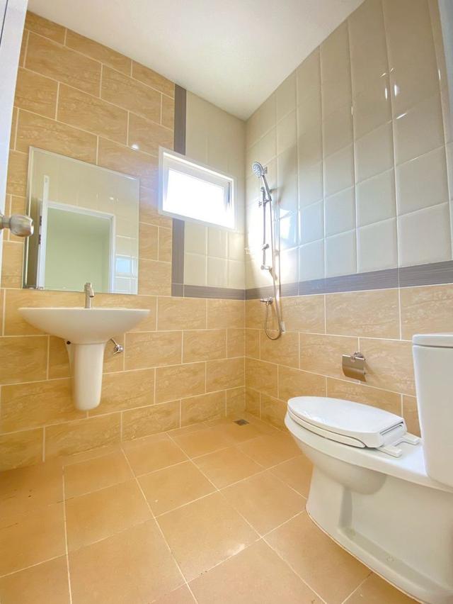 ขายทาวน์เฮาส์ 2 ชั้น เนื้อที่ 27.1 ตร.วา หลังมุม หมู่บ้านเดอะโกลเด้น ทาวน์ อ่อนนุช-พัฒนาการ ซ.7/4 ซอยอ่อนนุช 65 แขวงประเวศ เขตประเวศ กร 12