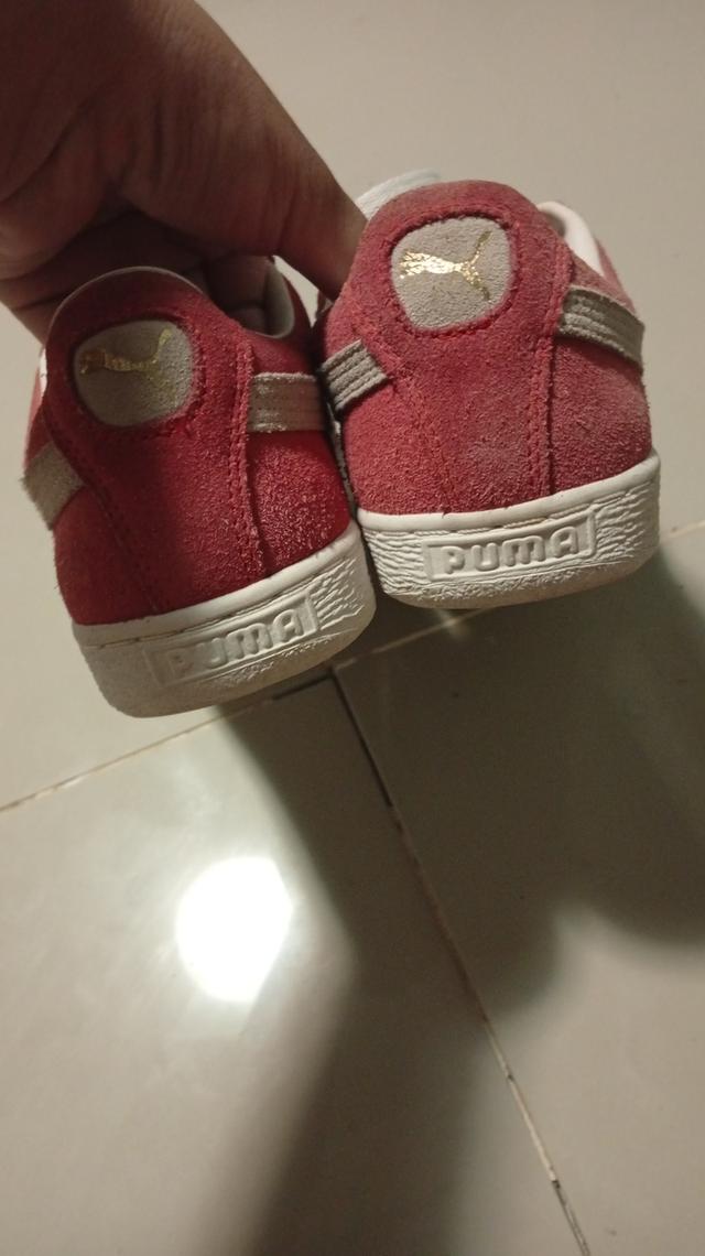 รองเท้าผ้าใบเฟี้ยวๆเลยครับ Puma suede classic สีแดงราคาไม่ถึง1พันมือสองครับสนใจทักมาได่นะครับอยุ่สระบุรีพร้อมส่งตลอดครับขอคนพร้อมซื้อครับหาเงินใช้นะคร รูปที่ 2