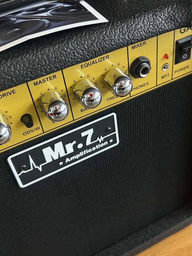 ตู้แอมป์กีต้าร์ ยี่ห้อ MR.7 G-15 USB มีเอฟเฟคในตัว มีช่องเสียบ USB เปิดเพลง MP3 ได้ พร้อมรีโมท 2