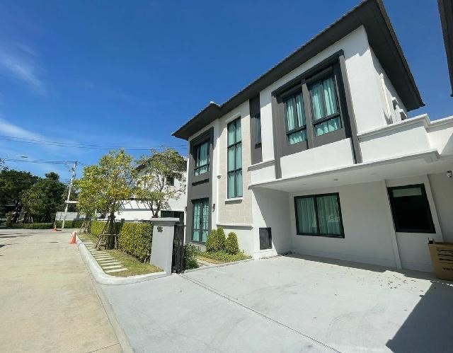 ย่านเมกาบางนา 1.3 กม. คฤหาสน์ บ้านใหม่ หรู 2 ชั้น 214 ตร.ม. วิวสวน รร.นานาชาติคอนคอร์เดียน 600 ม.4 น้ำ สูง โปร่ง พร้อมเฟ