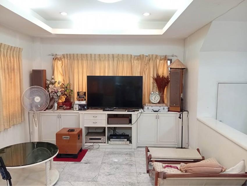 ขายด่วนค่ะ หมู่บ้านกรองทอง เข้าซอยศรีด่าน 22 บ้าน 2ชั้น 4ห้องนอน 3 ห้องน้ำ 0958459574 โอ๊ต 15