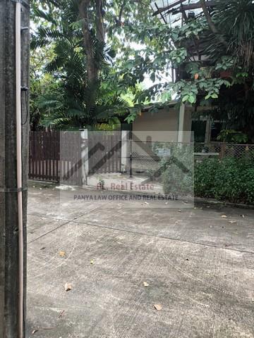 ขายที่ดินแปลงมุม 74 ตารางวาพร้อมสิ่งปลูกสร้างย่านเสรีไทย81 สวนสยามทาวน์เฮ้าส์ชั้นเดียว 2 หลัง มี 2 โฉนดแบ่งขายได้ 42 ตร.ว. และ 32 ตร.ว. 3