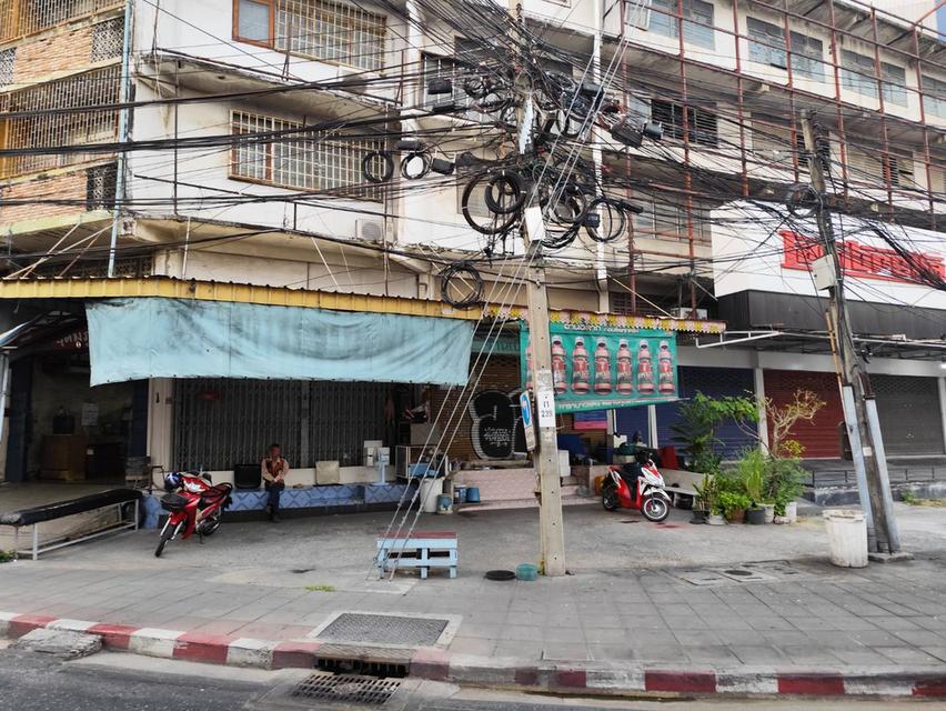 Sale and Rent Shophouse 4.5 storey no car park main road closed BTS Yellow Line ขายและให้เช่าตึกแถว แยกอุดมสุข 5