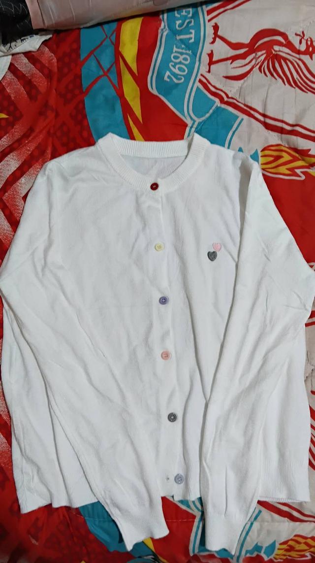 เสื้อคลุมสีขาวมือ1 99฿ เสื้อโพกกาดอท49บาท ตัวที่3 45฿ไม่มีตำหนิ ตัวที่4 กางเกงมือ1M 150฿ ตัวที่5เสื้อคลุม50 ตัวที่6เบอร์41 69฿ ตัวสุดท้าย35฿