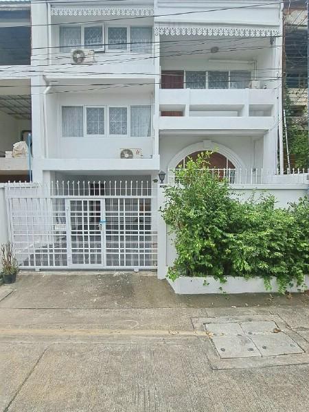 ให้เช่าทาวน์โฮมย่านเอกมัย พื้นที่ใช้สอย 230ตรม. บริเวณซอยเอกมัย 22 ปรีดีพนมยงค์ 41 ใกล้สถานีไฟฟ้า BTS เอกมัย เข้าออกหลายทาง สุขุมวิท ทองหล่อ 2