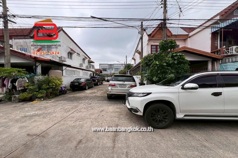 ทาวน์เฮาส์ หมู่บ้าน ฉัตรณรงค์วิลล่า 4 (ซอยเปียร์นนท์) เนื้อที่ 16 ตรว. ถ.ลำลูกกา คลอง3 ต.คูคต อ.ลำลูกกา จ.ปทุมธานี 12