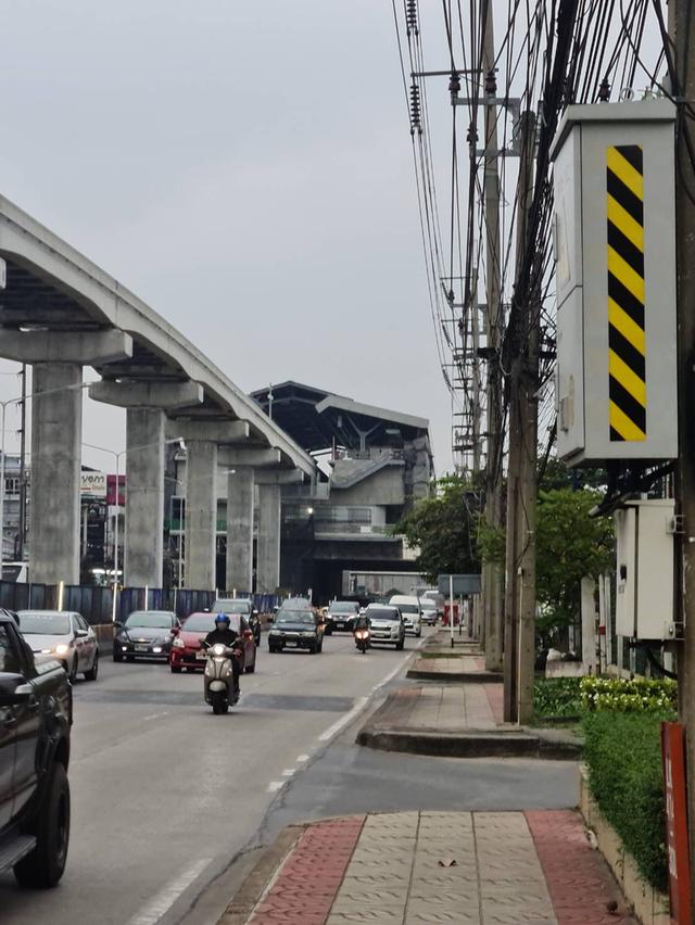 ขายที่ดินสวยติดถนนรามอินทรา ใกล้สถานีรถไฟฟ้าเพียง 200ม. 2