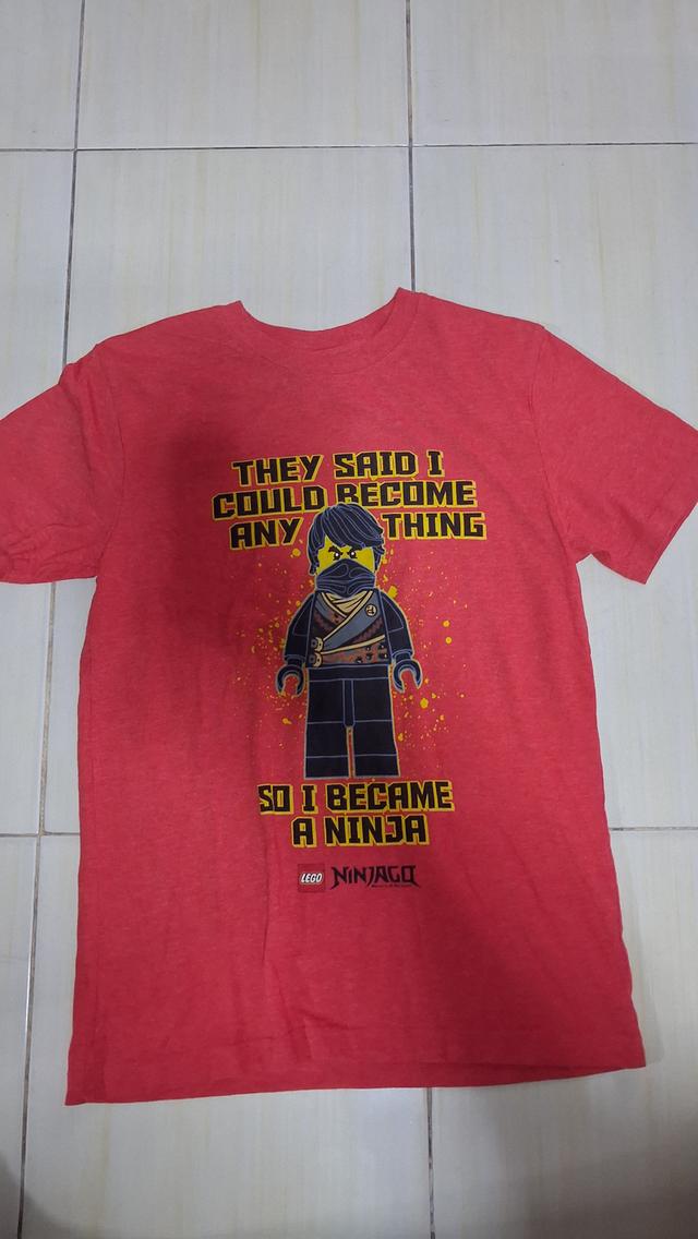 เสื้อยืดวินเทจมือสอง สีแดงลาย LEGO Ninjago พิมพ์ลายตัวละครเลโก้นินจาพร้อมข้อความ "They said I could become anything