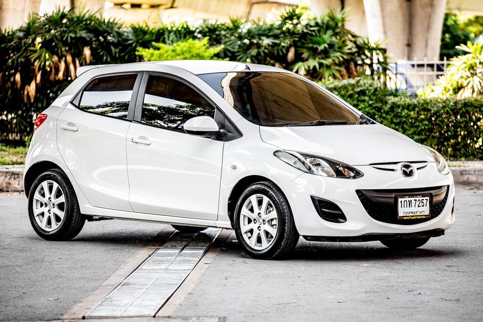 Mazda2 1.5 Groove Sport สีขาว ปี 2012  3