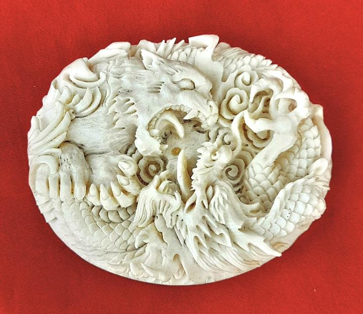 งาแกะรูปมังกร งาแกะรูปเสือ ในวงเดียวกัน งาแกะชิ้นใหญ่ สำหรับนำไปทำหัวเข็มขัด