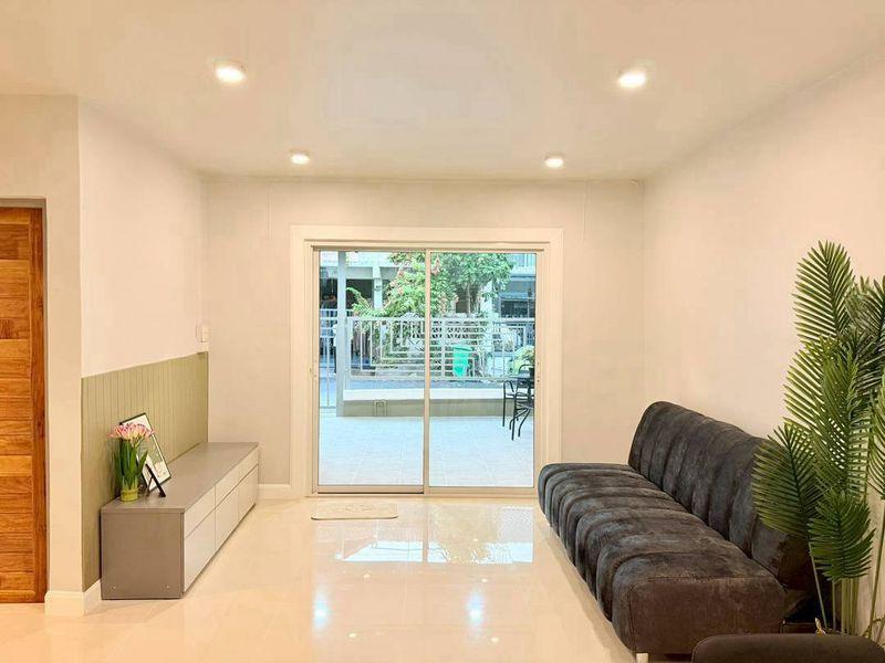 หมู่บ้านพฤกษา3  ถนนวัดลาดปลาดุก บางบัวทองทาวน์เฮาส์ 2 ชั้น ตกแต่งใหม่พร้อมอยู่ หน้ากว้าง6เมตร ใกล้ตลาดเดินทางสะดวกใกล้วินรถตู้ 7