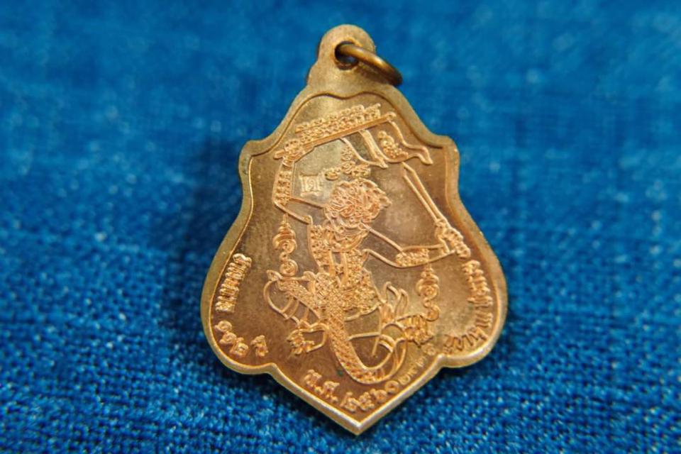 หลวงพ่อกวย ชุตินฺธโร รุ่นแรงครู ปี2560
เหรียญโล่หลังยันต์หนุมานเชิญธง
ทองแดงชนวนปัดเงา เลข2426

วัตถุมงคลหลวงพ่อกวย 1