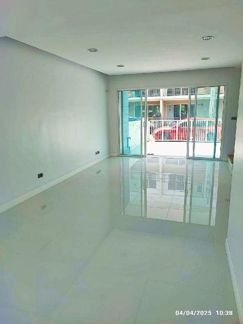 ให้เช่าทาวน์โฮม 3ชั้น MRT รามอินทรา 40 1.4 กม. โรงเบียร์เยอรมันตะวันแดง เลียบด่วนเอกมัย 22ตร.วา. 242ตร.ม. 3นอน 3แอร์ โลต 4