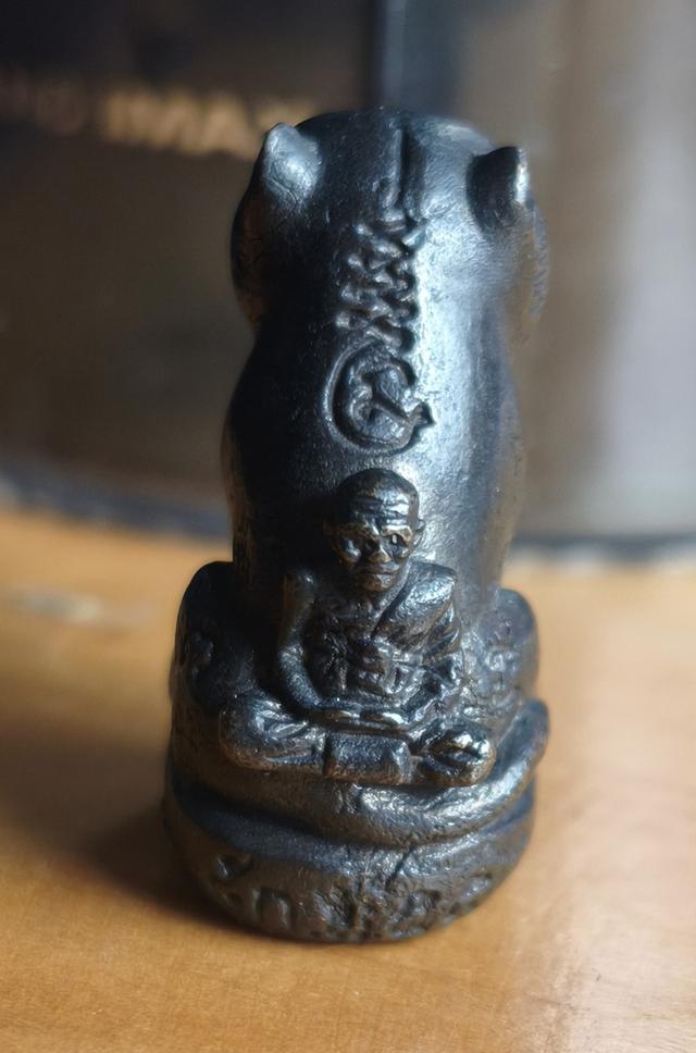 เสือหลวงพ่อเพี้ยน วัดเกริ่นกฐิน ปี 2555 รุ่นแซยิด เนื้อทองเหลืองรมดำ