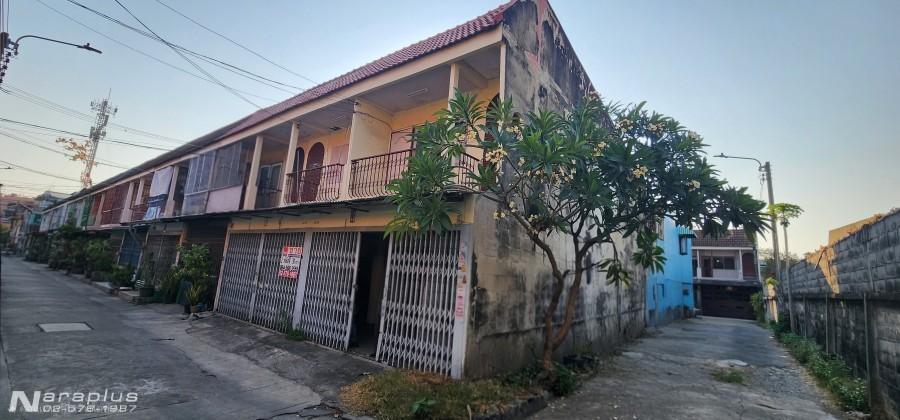 69030200 : ขายทาวน์เฮ้าส์ 2 ชั้นหลังมุม 2 หลังติด พร้อมต่อเติมหน้าบ้าน เนื้อที่หลังละ 15 ตารางวา รวม 30 ตารางวา ถนนเอกชัย 30 จอมทอง กรุงเทพฯ ทำเลดี เด 1