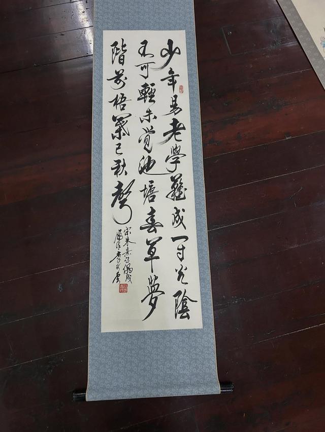 ศิลปะภาพเขียนภาพเขียนภูกันจีนเก่า ขอบผ้าไหม แกนไม้