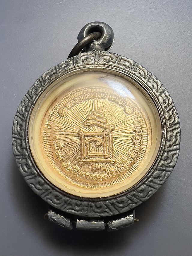 เหรียญล้อแม็กซ์ หลวงพ่อเกษม เขมโก ปี๓๗ เลี่ยมกรอบ 2