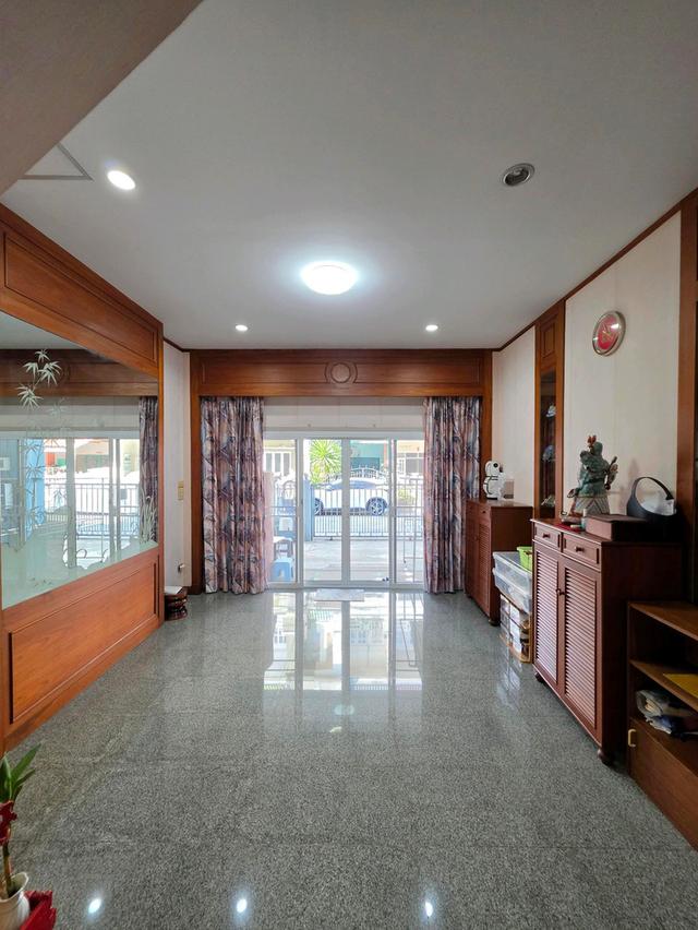 ขายบ้านทาวน์โฮมหลังคู่ 3 ชั้น ทำเลทองติด CDC ตรงข้าม Central Eastville เฟอร์ครบ พร้อมอยู่ 5