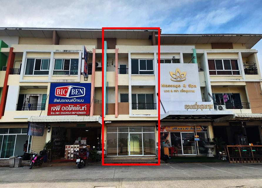 ให้เช่า อาคารพาณิชย์ 3 ชั้น ทำเลติดถนน ใกล้ตลาดลาดสวาย ลำลูกกา คลอง 4 ปทุมธานี หน้ากว้าง จอดรถสะดวก มีประตูกระจก พร้อมทำธุรกิจและพักอาศัย shophouse 1