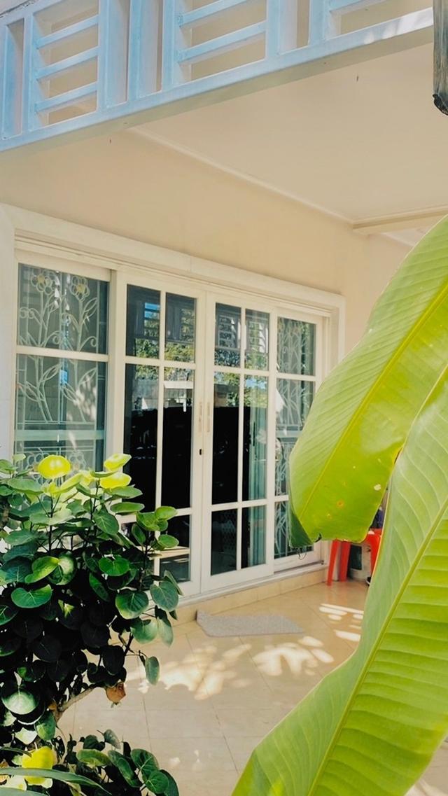 บ้านเดี่ยวบานเลื่อนกระจก มีนบุรี หมู่บ้านปรีชาร่มเกล้า ถนนร่มเกล้า (Preecha Romklao) ทำเลดีมากแต่งสวยพร้อมอยู่ ทำเลดีมาก อยู่ติดถนนใหญ่ร่มเกล้า เยื้อง 15