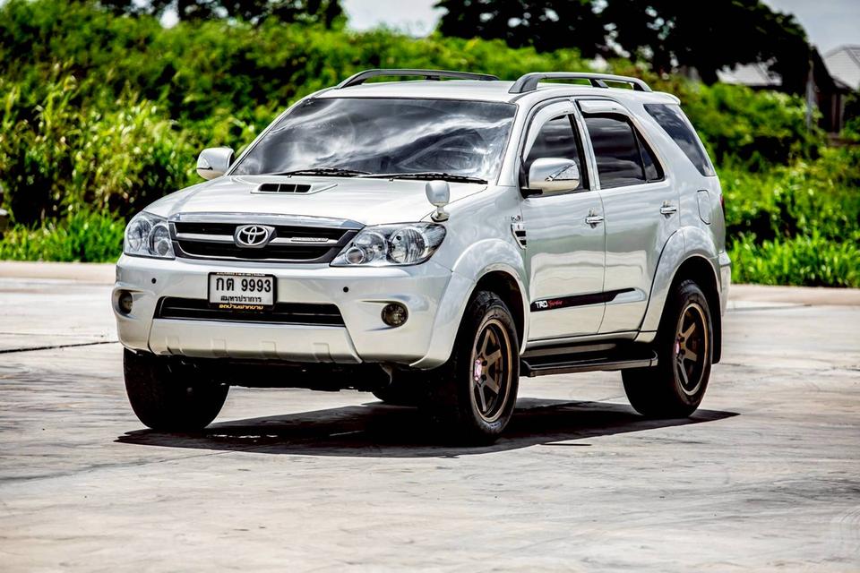 TOYOTA FORTUNER 3.0V 4WD สีเทา เกียร์ออโต้ ปี 2005 แต่งครบๆ หลักแสน