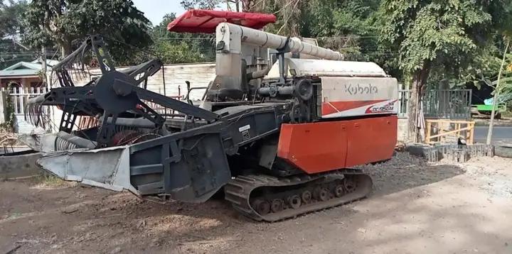 ส่งต่อรถเกี่ยวข้าว KUBOTA ราคาไม่แรง 3