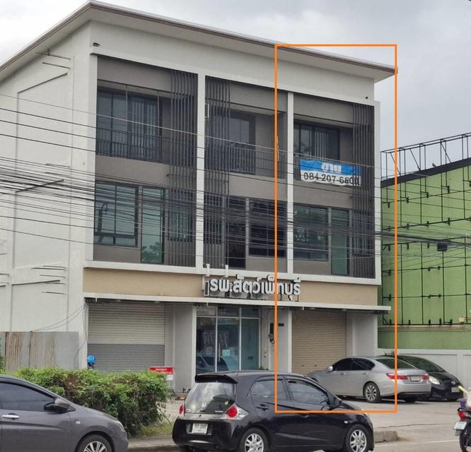 อาคารพาณิชย์ สูง 3 ชั้น หลังริม มี 2 ห้องนอน 3 ห้องน้ำ มีที่จอดรถส่วนตัว ทำเลธุรกิจ อยู่ติดถนน ใกล้วัดหลวงพ่อโสธร และห้างโรบินสัน ฉะเชิงเทรา  1