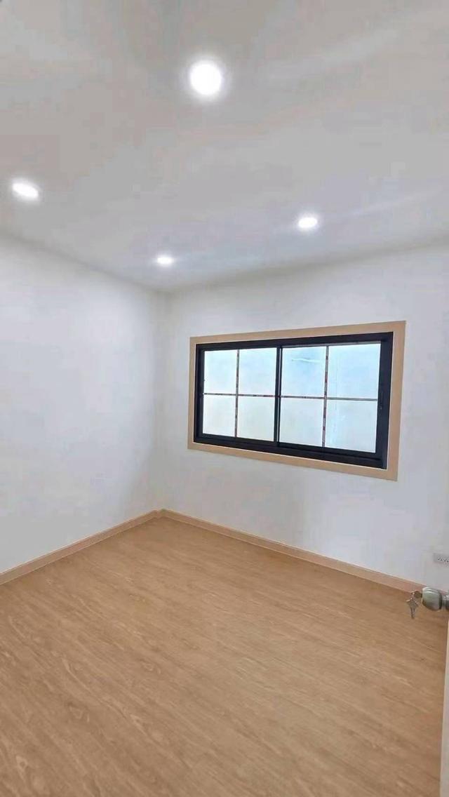 🌳 หน้าบ้านติดสวนหย่อมโครงการ ถนนเมน ซอย 2! 🏡 ✨ ขายทาวน์เฮ้าส์ 2 ชั้น 16 ตร.ว. 2 นอน 2 น้ำ ม.มนวดี บางบัวทอง 14