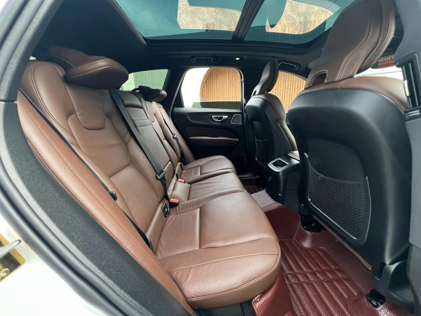 VOLVO XC60, 2.0 RECHARGE T8 R-DESIGN AWD ปี 2021 โฉม ปี14-ปัจจุบัน สีขาว รูปที่ 10
