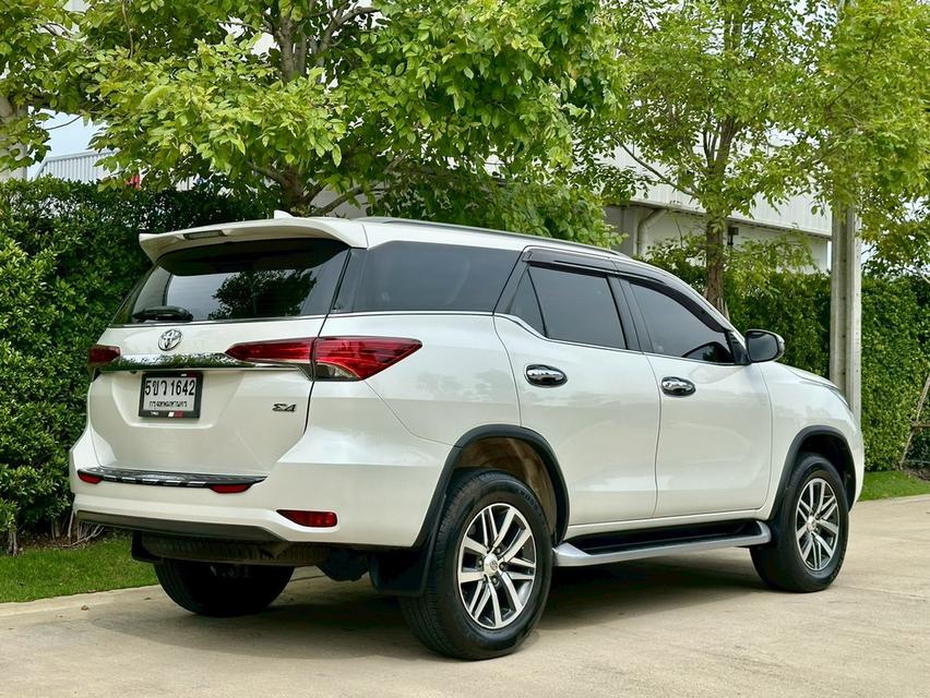 Toyota Fortuner 2.4 Top Sigma4 ดีเซล 4WD Auto ปี 2018 สีขาว เจ้าของดูแลอย่างดี สภาพป้ายแดง
