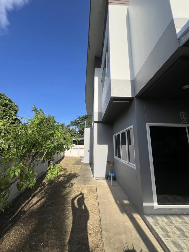 🏡✨ ให้เช่าบ้านเดี่ยวสองชั้น บ้านนอกโครงการ ทำเลใกล้เมือง ตั้งอยู่ในชุมชนคุณภาพ 🌿 ซอยเงียบสงบ เป็นส่วนตัว เหมาะสำหรับอยู่อาศัย 🏠💙 5