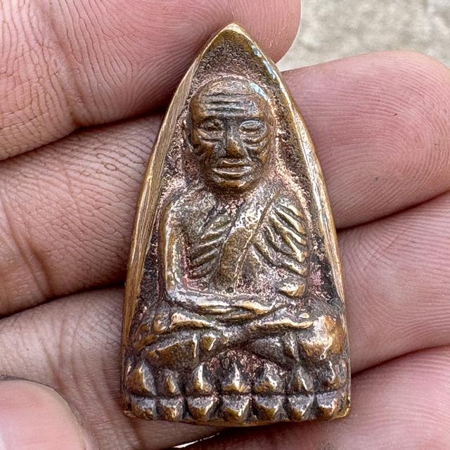 หลวงปู่ทวด วัดช้างให้ พิมพ์หลังเตารีด ปี05 เนื้อนวะโลหะ