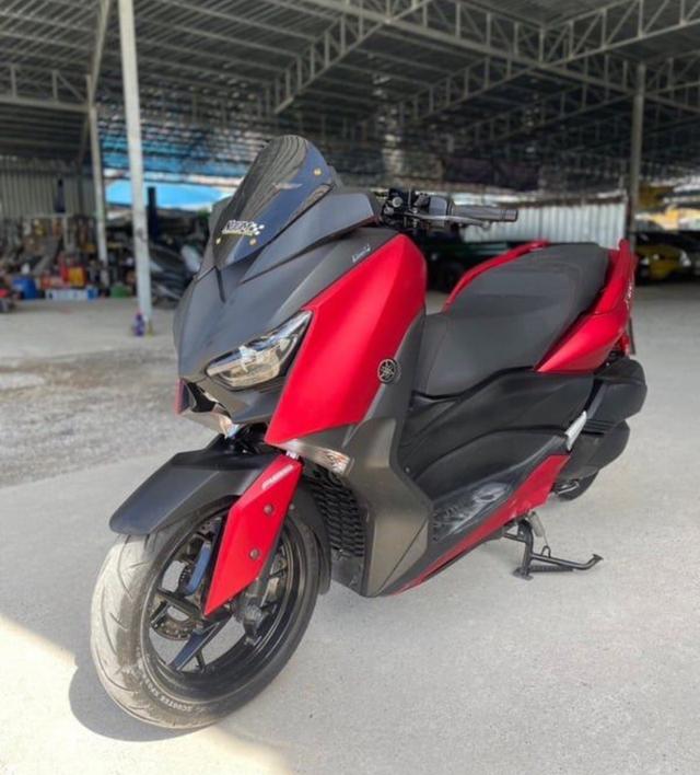 มอเตอร์ไซค์ Yamaha XMAX สีแดง / ดำ