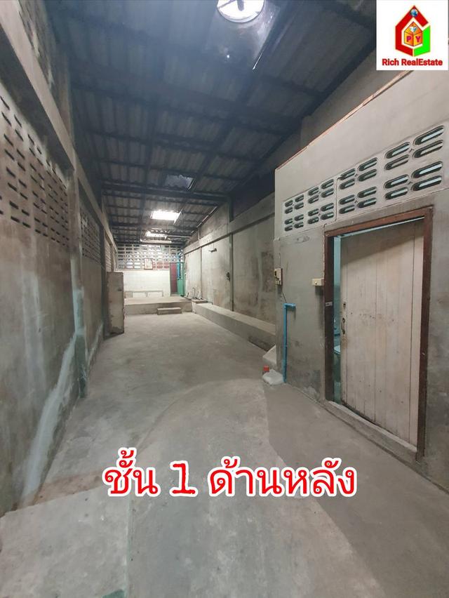 ขายถูกอาคารพาณิชย์ 3.75 ชั้น ซอยเอกชัย 35 แขวงบางขุนเทียน เขตจอมทอง เนื้อที่ดิน 29 ตรว. 3 นอน 2 น้ำ ขายตามสภาพ ติดถนนใหญ่ แหล่งชุมชน มีรถเมล์วิงผ่า 3