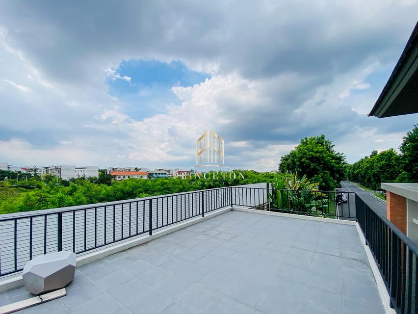 Grand Bangkok Boulevard Rama 9 A luxurious corner home located on New Krungthep Kreetha Road 19