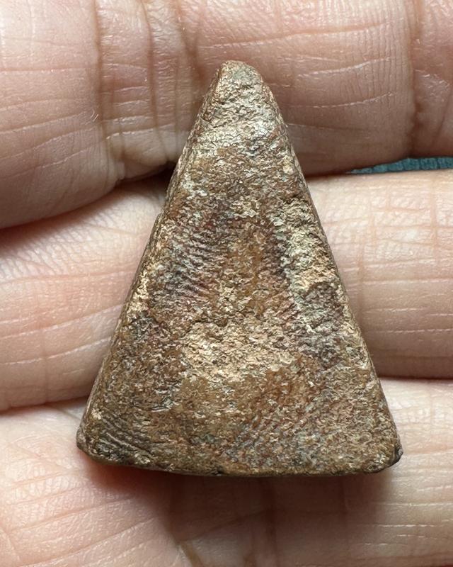 พระนางพญาพิมพ์เข่าโค้งพระผ่านการใช้ เนื้อแห้งแต่นุ่มมีธรรมชาติความเก่า รูปที่ 2