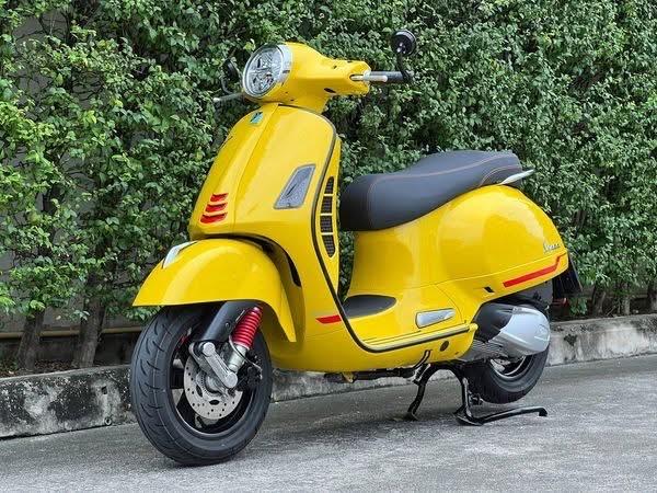 Vespa GTS 300 สีเหลือง ปี 2021