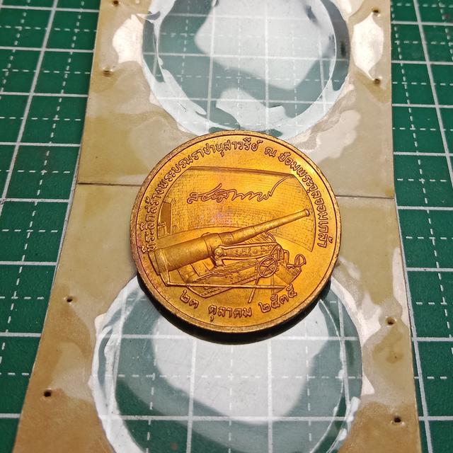 เหรียญ ร.5 ออกที่ป้อมพระจุลฯ พ.ศ.2535(รุ่นแรก)เป็นพิมพ์บล็อคเริ่มแตกที่หมวกมีจำนวนน้อยหายากผิวสวยเดิมๆ รูปที่ 2