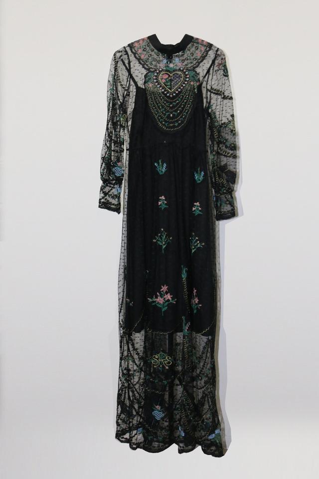ชุดเดรสตาข่ายปักลายดอกไม้สไตล์ ราชนิกุล"Royal Garden Embroidered Tulle Gown"_@SP002 4