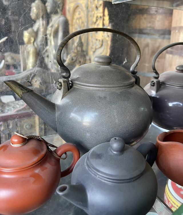 กาน้ำชาดินเผาโบราณ ปั้นชาอี๋ซิง Yixing teapot ผิวขัดมัน สีดำ ใบใหญ่ ป้านชาเก่า