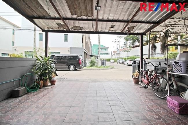 ทาวน์โฮม ทาวน์อเวนิว พระราม 2 ซ. 30 ห่างจากถนนใหญ่ 600 เมตร บ้านพร้อมใช้ พื้นที่ 20 ตรว.   3